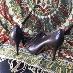 Max Studio brown lace close high heel shoes
